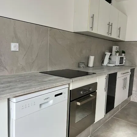 Confort En Provence Avec Piscine, Ainsi Qu'un Parking Prive