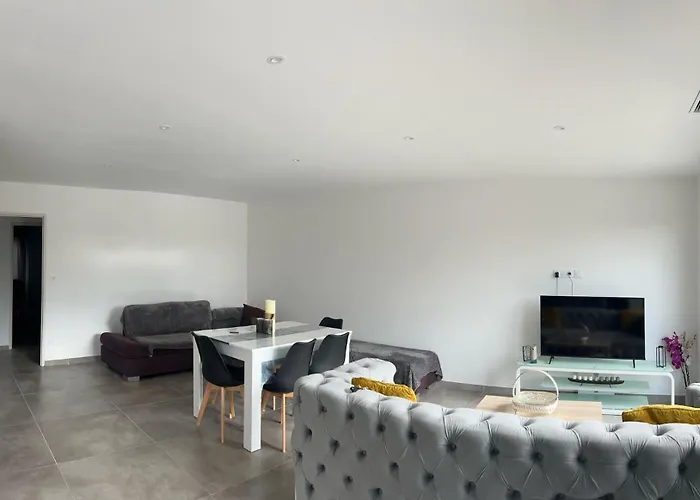 Confort En Provence Avec Piscine, Ainsi Qu'un Parking Prive Holiday home