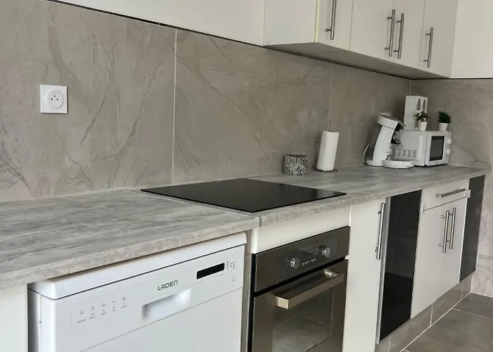 Confort En Provence Avec Piscine, Ainsi Qu'un Parking Prive