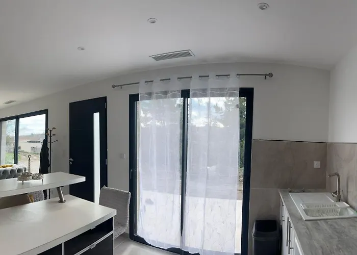 Confort En Provence Avec Piscine, Ainsi Qu'un Parking Prive Holiday home